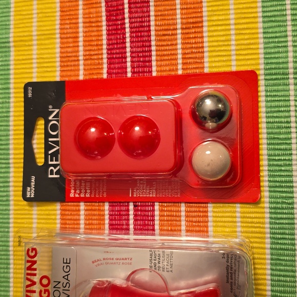 REVLON BRAND SKIN REVIVING ON-THE-GO FACIAL ROLLER AND ROLLER REFILL BUND - Picture 4 of 9